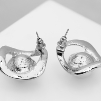 Серьги с жемчугом &laquo;Эксклюзив&raquo; мятый квадрат, цвет серебро