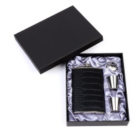 Подарочный набор 4 в 1: фляжка чёрная 300 мл, воронка, 2 рюмки, 17 х 21.5 см