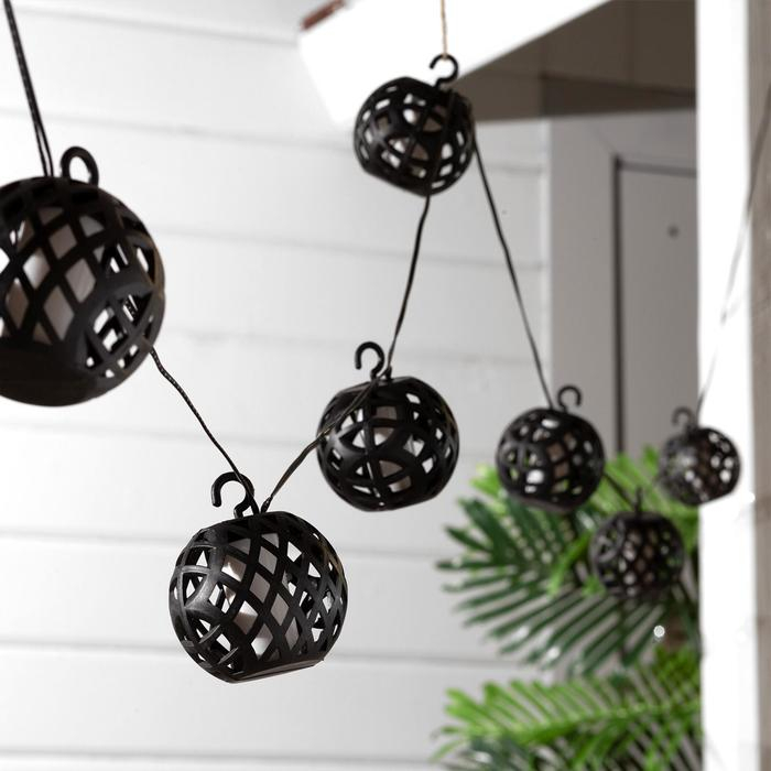 Гирлянда Uniel «Нить» 2.1 м с насадками «Огненные шары», IP44, тёмная нить, 80 LED, эффект пламени, 1 режим, солнечная батарея Гирлянда Uniel «Нить» 2.1 м с насадками «Огненные шары», IP44, тёмная нить, 80 LED, эффект пламени, 1 режим, солнечная батарея