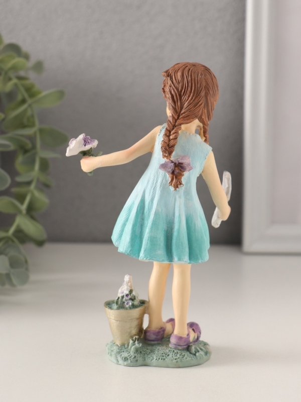 Сувенир полистоун "Девочка в бирюзовом платье, садит цветочки" 8х5,5х14,5 см