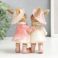 Сувенир полистоун "Зайчики в шляпках и дождевиках, с цветком" 13,5х8х13 см Сувенир полистоун "Зайчики в шляпках и дождевиках, с цветком" 13,5х8х13 см