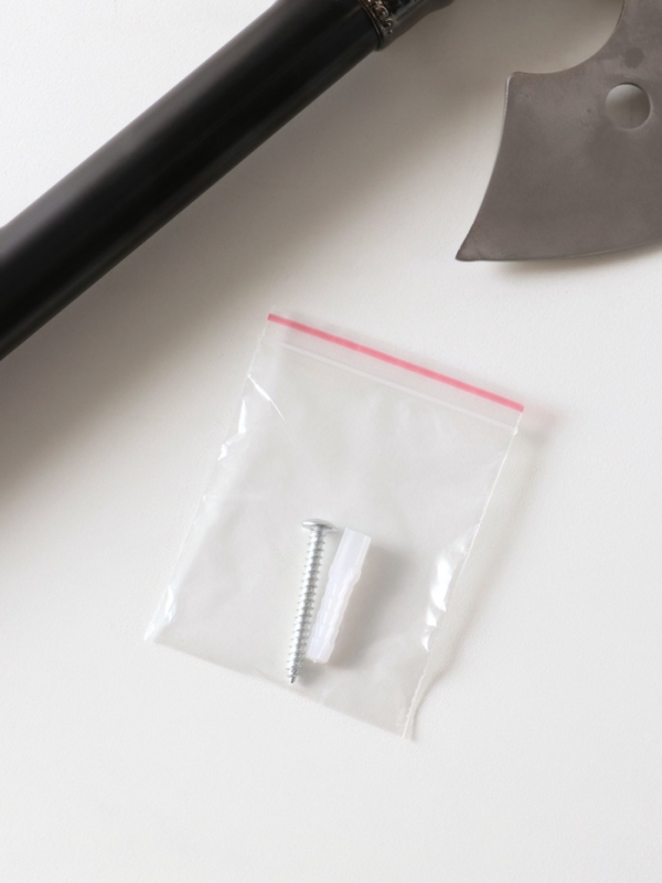 Сувенирное оружие " Топоры" на планшете со львом, 45х57 см