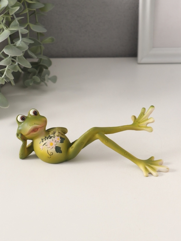 Сувенир полистоун "Лягушонок на отдыхе, с цветами на животике" 15,5х6х7 см