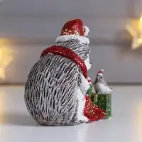 Сувенир полистоун "Ёжик в красном колпак и шарфе, с подарком и птичкой" беж 8,5х5х9,5 см