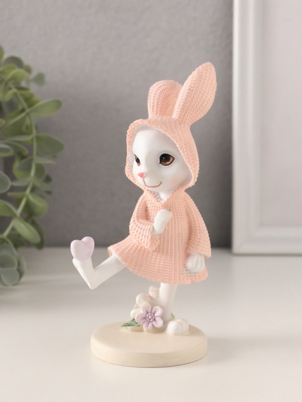 Сувенир полистоун "Зайка в вязаном розовом платьице, сердечко на лапе" 8х5,5х14,5 см