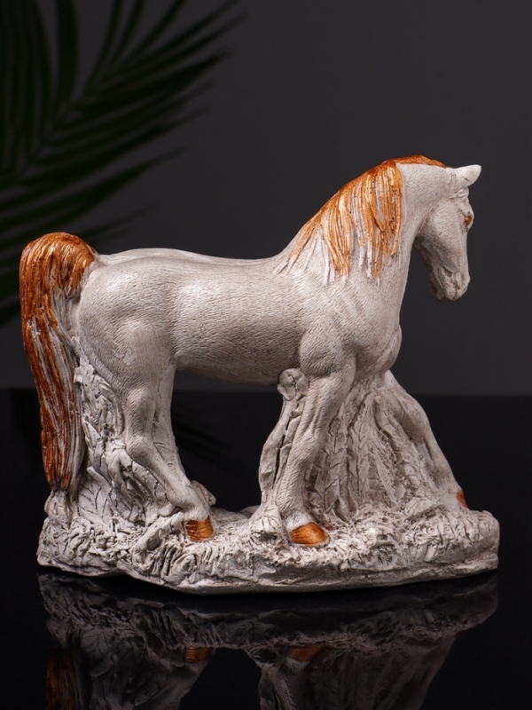 Статуэтка "Конь Граф" 12х16х6 см, цвет бежевый