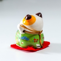 Сувенир керамика "Манэки-нэко в костюмчиках на подушечках" 4,5х3,8х4,6 см набор 5 шт Сувенир керамика "Манэки-нэко в костюмчиках на подушечках" 4,5х3,8х4,6 см набор 5 шт