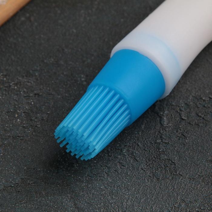 Кисть с резервуаром для масла и присоской Доляна &laquo;Фобос&raquo;, силикон, 17 см, цвет МИКС