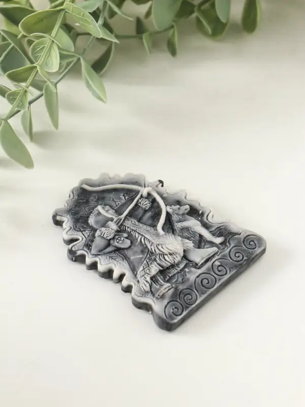 Магнит "Охотник с луком (барельеф)" 8 см