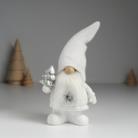 Сувенир полистоун "Дед Мороз в белом вязанном колпаке, с серебристой ёлочкой" 8,5х5х18 см Сувенир полистоун "Дед Мороз в белом вязанном колпаке, с серебристой ёлочкой" 8,5х5х18 см