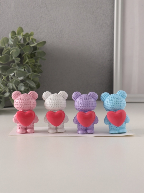 Сувенир полистоун "Вязаный мишка с большим сердцем" набор 4 шт 2,7х4х6 см