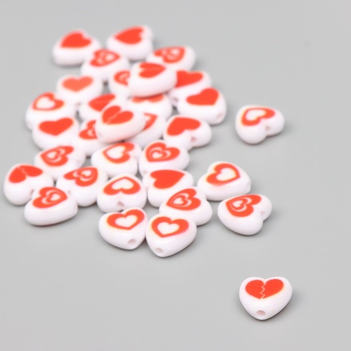 Бусины для творчества пластик "Нарисованное сердце" бело-красные набор 30 шт 0,8х0,4 см