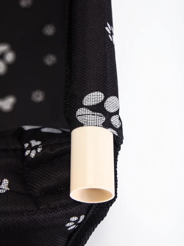 Автокресло для животных 40*30*25 см, чёрное с белыми лапками и косточками