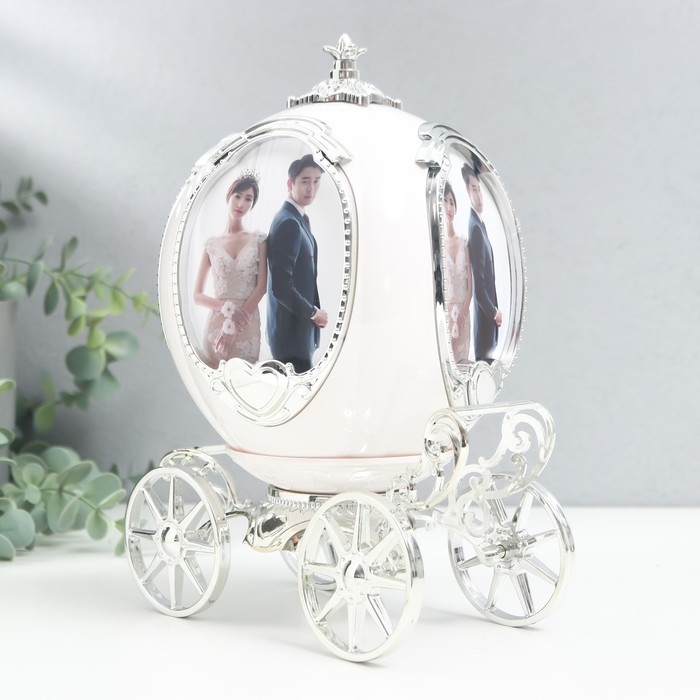 Фоторамка пластик 10х7,5 см музыка Фоторамка пластик 10х7,5 см музыка "Карета" белая с серебром 24х17,5х13 см