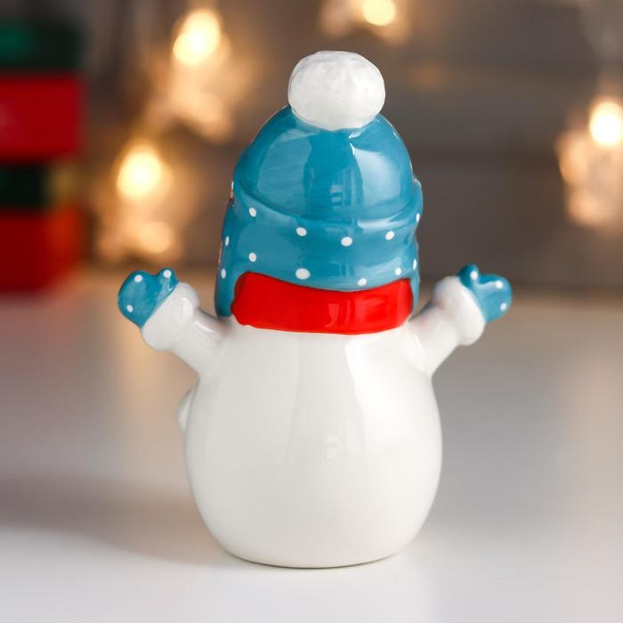 Сувенир керамика "Снеговичок, шапка-ушанка и красный шарф" 13,6х7,2х10,9 см