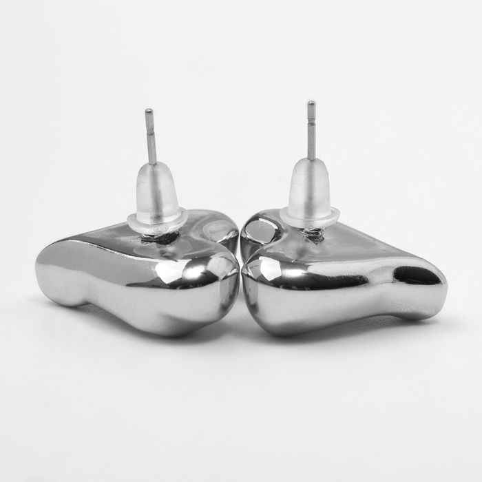 Серьги пластик &laquo;Сердца&raquo; течение, цвет серебро