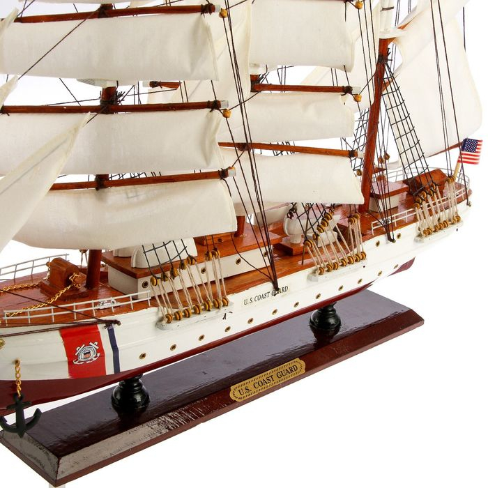 Корабль сувенирный &laquo;Проводник&raquo;, 3 мачты, белый борт, чёрная подставка, белые паруса