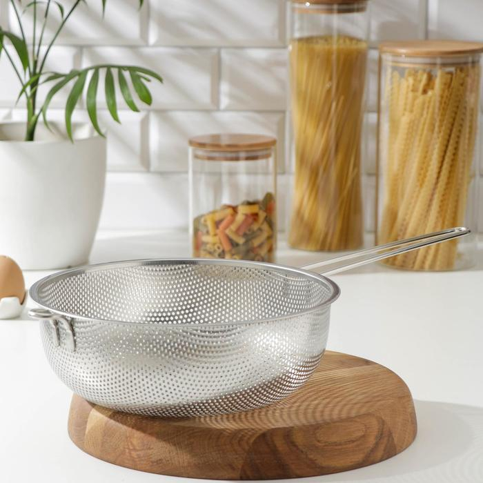 Дуршлаг из нержавеющей стали «Марко», d=25 см, длинная ручка, цвет хромированный Дуршлаг из нержавеющей стали «Марко», d=25 см, длинная ручка, цвет хромированный