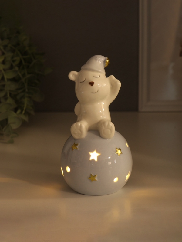 Сувенир керамика свет "Медвежонок в голубом колпаке на шаре со звёздами" 8х8х15 см