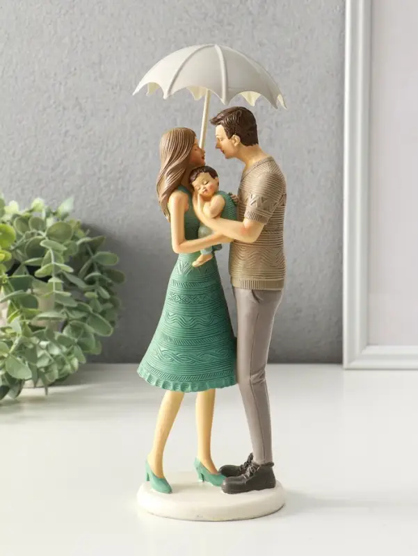Сувенир полистоун "Папа, мама и малыш в вязанных нарядах, под зонтом" 8,5х9,5х25,5 см