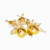 Брошь "Воробьи на ветке лимона", цветная в золоте