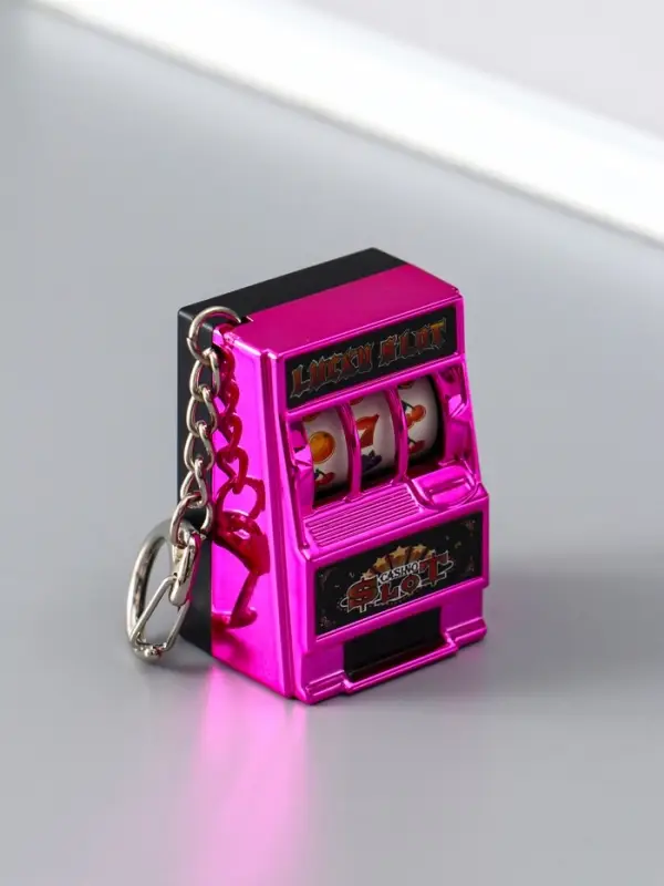 Брелок пластик "Игровой автомат - казино" фуксия 2,7х3,4х5 см