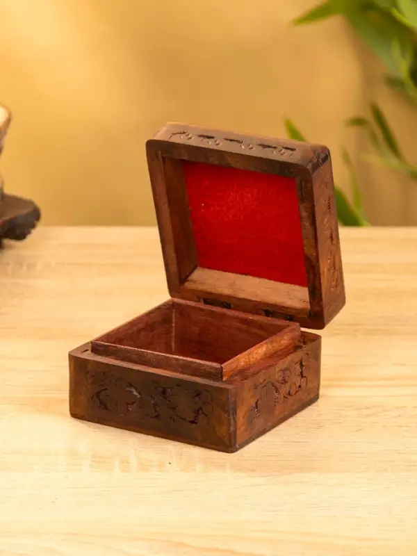 Шкатулка резная 10х10х6 см, дерево шишам