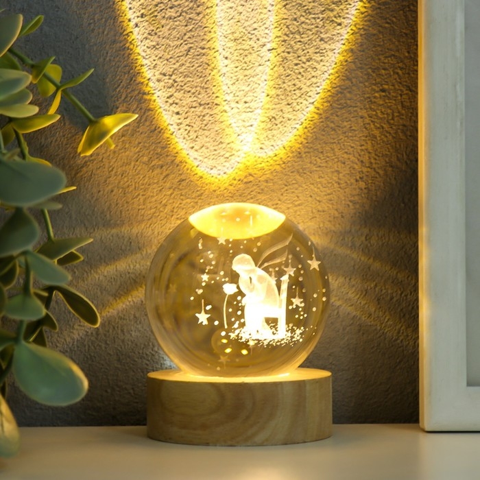 Сувенир стекло подсветка "Мальчик и роза" d=6 см подставка дерево, USB 6,5х6,5х7,5 см