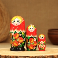 Матрёшка &laquo;Земляничка&raquo;, красный платок, 3 кукольная, 10-12 см
