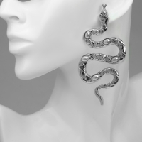 Новый год! Символ года 2025! Серьги с жемчугом «Змея» таинственная, цвет серебро Новый год! Символ года 2025! Серьги с жемчугом «Змея» таинственная, цвет серебро