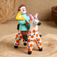 Дымковская игрушка "Всадник с балалайкой"