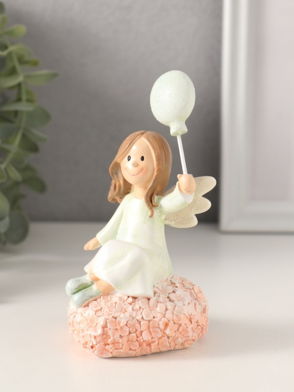 Сувенир полистоун "Малышка-ангел с шариком на цветочном сердце" 6,5х6,5х13 см