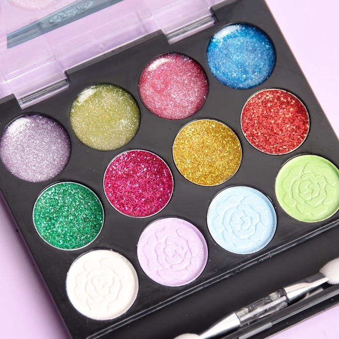 Набор косметики для девочки: тени, блеск, аппликатор Набор косметики для девочки: тени, блеск, аппликатор