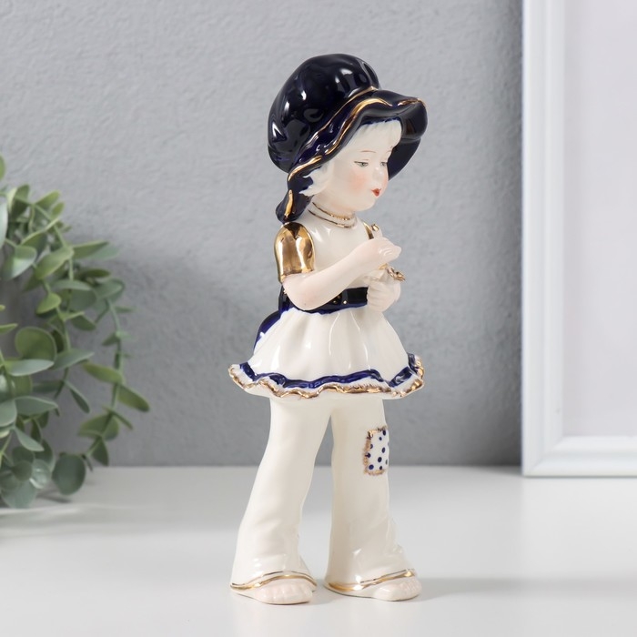 Сувенир керамика Сувенир керамика "Малышка в шляпке - гадание на ромашке" кобальт 7,5х7,5х20 см
