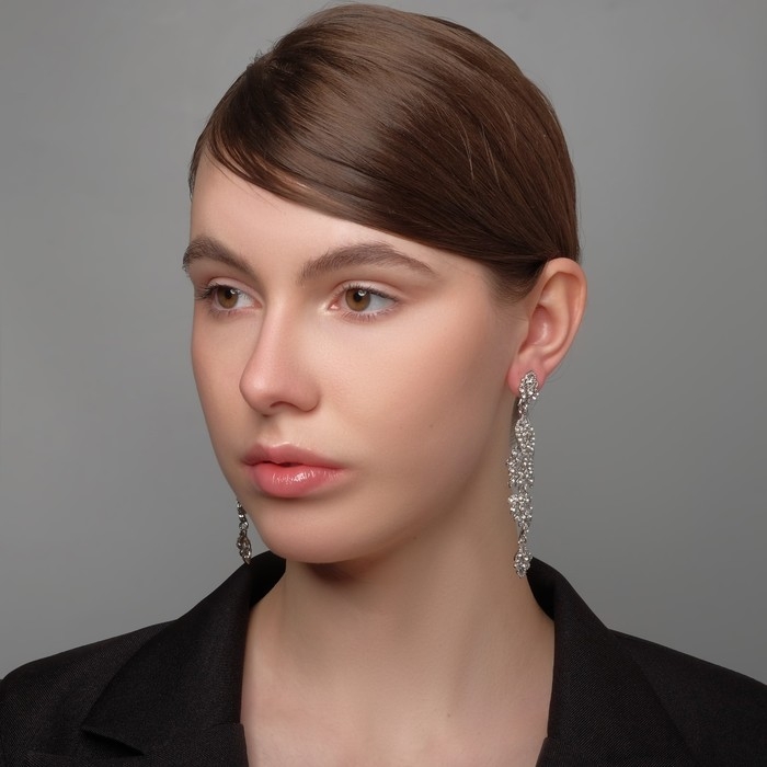 Серьги висячие со стразами &laquo;Ажурные&raquo; восторг, цвет белый в серебре, 9 см