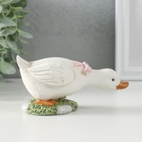 Сувенир полистоун "Гусёнок с розовым бантом на полянке" 12х5,5х5,5 см Сувенир полистоун "Гусёнок с розовым бантом на полянке" 12х5,5х5,5 см