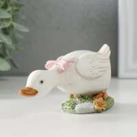 Сувенир полистоун "Гусёнок с розовым бантом на полянке" 12х5,5х5,5 см Сувенир полистоун "Гусёнок с розовым бантом на полянке" 12х5,5х5,5 см