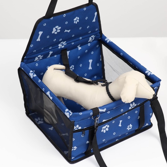 Автокресло для животных 40*30*25 см, синее с белыми лапками и косточками