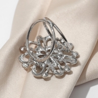 Кольцо для платка &laquo;Цветок&raquo; объемный со стразами, цвет белый в серебре