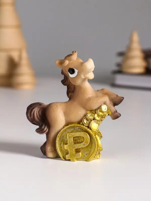 Сувенир полистоун "Лошадка с монетой - рубль" МИКС 6,5х2,6х7 см