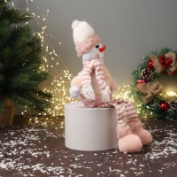 Мягкая игрушка "Снеговик с полосатыми длинными ножками" 43х18 см, бело-розовый Мягкая игрушка "Снеговик с полосатыми длинными ножками" 43х18 см, бело-розовый