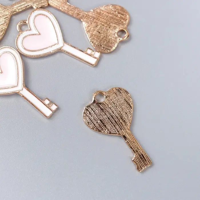 Металлический элемент, декоративная подвеска &laquo;Арт Узор. Ключик с сердцем&raquo;, эмаль, бело-розовый, 1.3&times;2.3 см