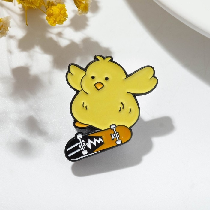 Значок &laquo;Цыплёнок&raquo; на скейте, цветной в чёрном металле