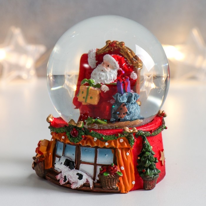 Сувенир полистоун водяной шар "Дед Мороз в кресле с подарками" 7х6,7х8,8 см