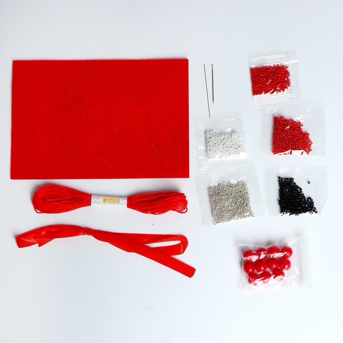 Новогодняя игрушка из фетра с вышивкой бисером &laquo;Новый год! Снегирь&raquo;