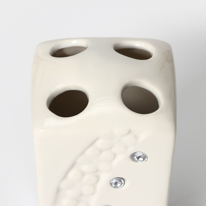 Набор аксессуаров для ванной комнаты Доляна &laquo;Цветочный барельеф&raquo;, 4 предмета (дозатор 270 мл, мыльница, 2 стакана 210 мл), цвет белый