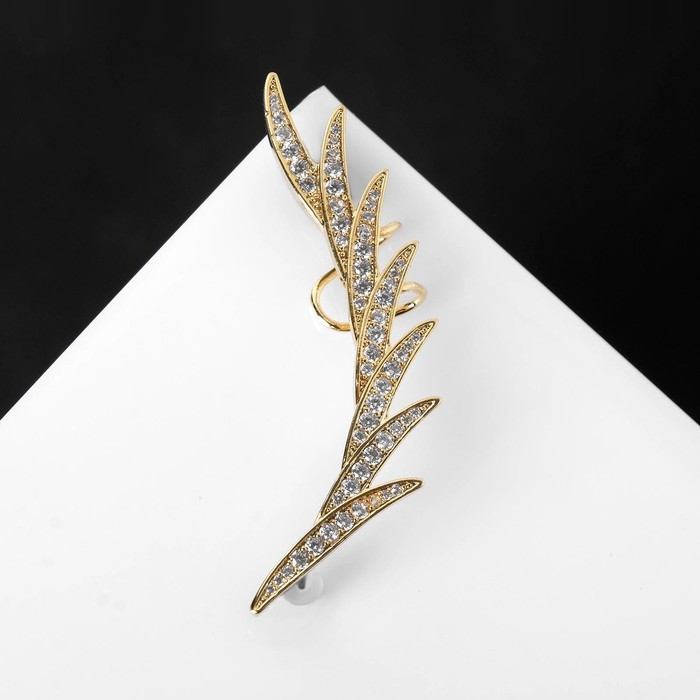 Серьга &laquo;Кафф&raquo; перо стразы, цвет белый в золоте
