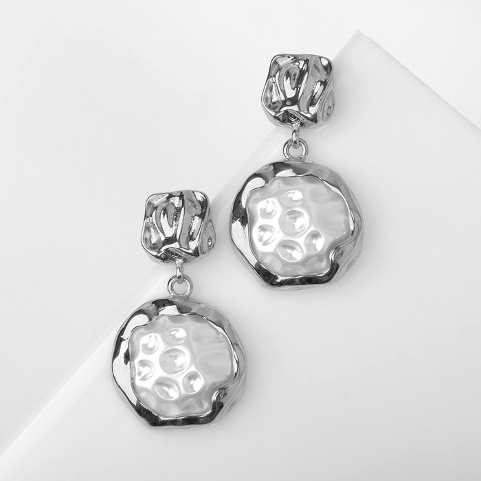 Серьги с жемчугом &laquo;Эксклюзив&raquo; мятый круг, цвет серебро