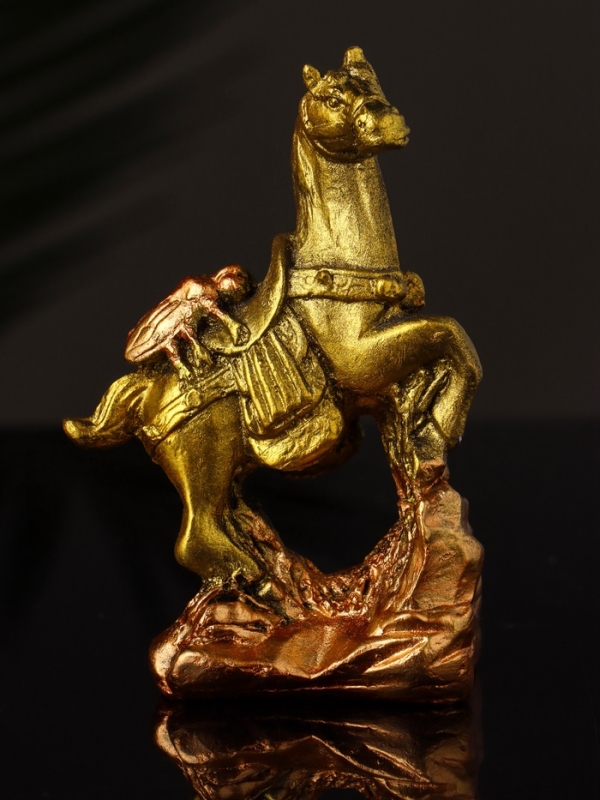 Статуэтка "Конь с мухой" 8х6х3 см, цвет золото
