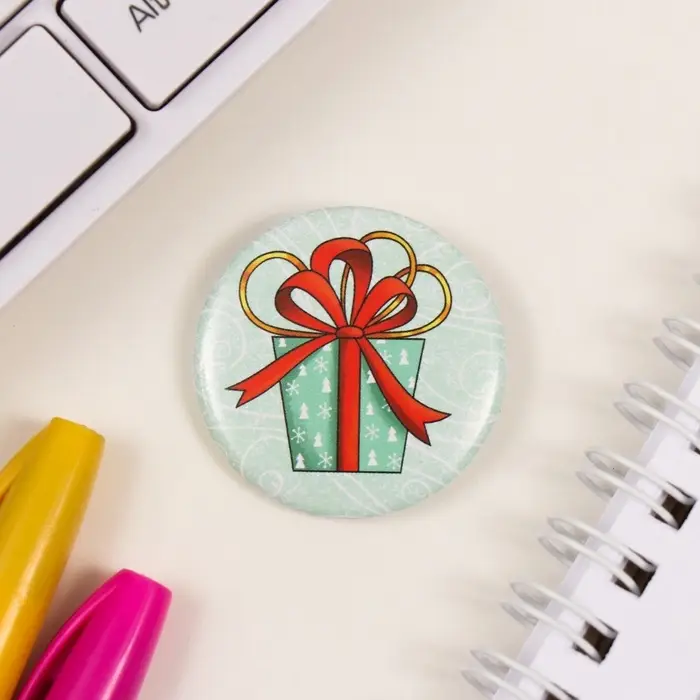 Значок закатной d=35 мм "Подарок" 6,5х6,5 см